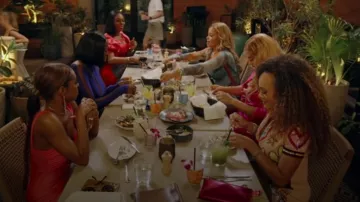 Forever 21 Metallic Crossbody Chain Bag porté par Ashley Darby comme on le voit dans The Real Housewives of Potomac (S08E08)