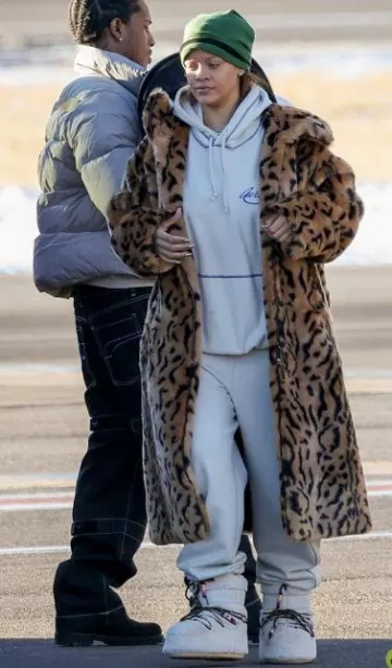 Giorgio Armani Manteau long en fausse fourrure porté par Rihanna dans Aspen post on January 3, 2024