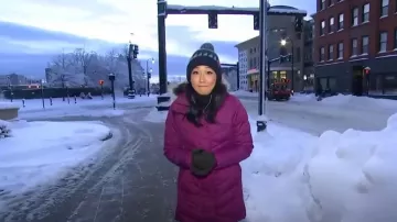 Chaqueta Marmot Long Down Varma en Deep Plum usada por Kathy Park como se ve en Today el 8 de enero de 2024
