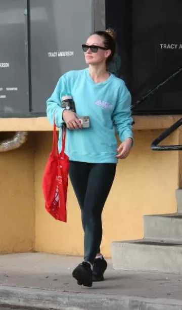 Zapatillas de running Hoka usadas por Olivia Wilde en La publicación de Los Ángeles el 2 de enero de 2024