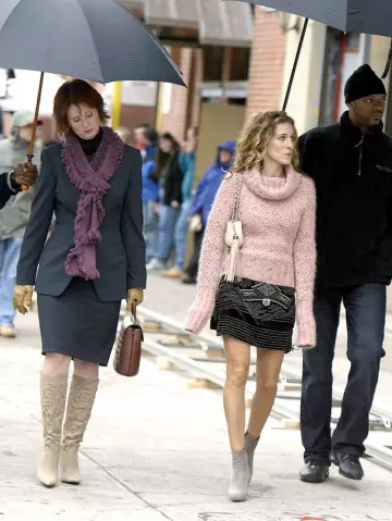 Le pull à col roulé porté par Sarah Jessica Parker sur le tournage de Sex and the City