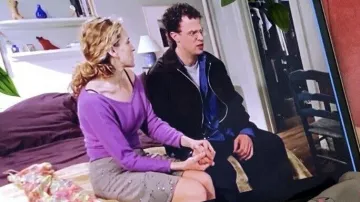 La jupe grise imprimée DKNY portée par Carrie Bradshaw (Sarah Jessica Parker) dans Sexe à New York (Saison 1 Episode 5)