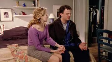 La jupe grise imprimée DKNY portée par Carrie Bradshaw (Sarah Jessica Parker) dans Sexe à New York (Saison 1 Episode 5)