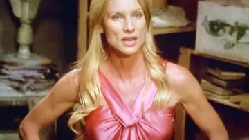 El top rosa usado por Edie Britt (Nicollette Sheridan) en la serie Desperate Housewives (Temporada 5, Episodio 12)