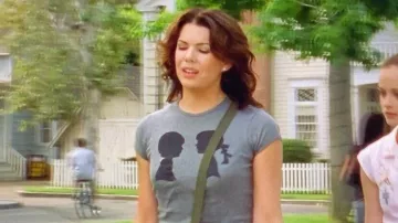 Le t-shirt Deesh porté par Lorelai Gilmore (Lauren Graham) dans la série Gilmore Girls (Season 4 Episode 1)