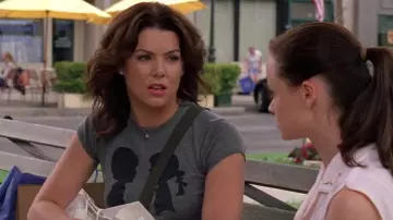 La camiseta de Deesh usada por Lorelai Gilmore (Lauren Graham) en la serie Gilmore Girls (Temporada 4 Episodio 1)