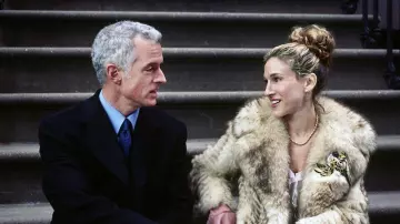 Le manteau en fourrure porté par Carrie Bradshaw (Sarah Jessica Parker) dans la série Sex and The City (Saison 3 Episode 1)