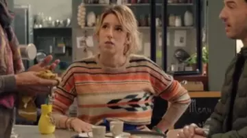 Le pull à motifs aztèques de Barbara (Léa François) dans la série Plus belle la vie, encore plus belle (S01E03)