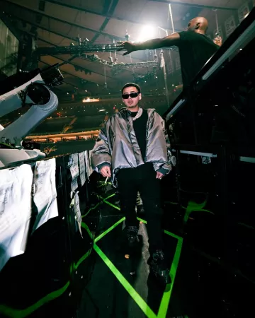 Lunettes de soleil Prada Black Chunky 'Symbole' (PR11ZS) portées par Jesus Ortiz-paz sur le compte Instagram @jesusortizpazfr