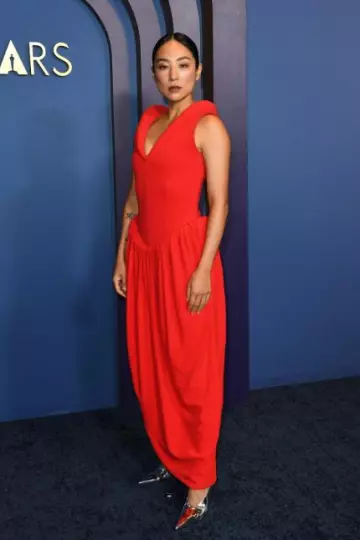 Robe bouclée froncée Bottega Veneta portée par Greta Lee aux Governors Awards le 9 janvier 2024