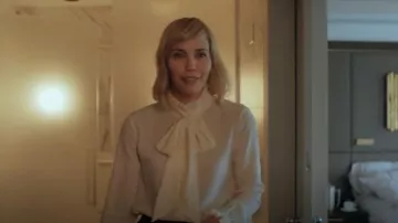 Blusa con cuello anudado de Saint Laurent usada por Becca Evans (Leslie Bibb) como se ve en Love Life (T02E05)