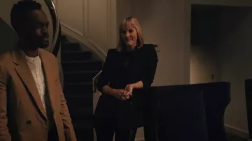 Saint Laurent Pinstripe Double-Breasted Blazer Black usado por Becca Evans (Leslie Bibb) como se ve en Love Life (T02E05)