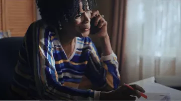 Gerard Darel Erica Suéter de rayas de lino usado por Donna Watkins (Janet Hubert) como se ve en Love Life (S02E05)