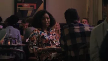 Camisa floral larga oversize de Saint Laurent usada por Mia Hines (Jessica Williams) como se ve en Love Life (T02E05)