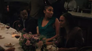 Alexander McQueen Vestido de punto con volantes con cuello redondo usado por Mia Hines (Jessica Williams) como se ve en Love Life (T02E07)