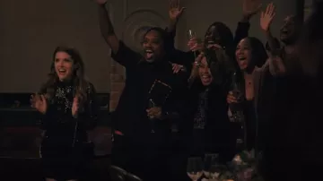 Camisa de manga corta con bolsillo en el pecho de Fendi usada por Yogi (Chris Powell) como se ve en Love Life (T02E07)