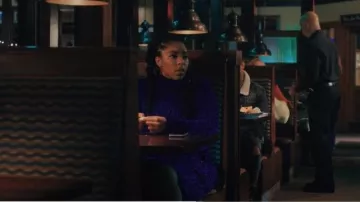 Vestido de cuello alto de punto trenzado de lúrex de Balenciaga usado por Mia Hines (Jessica Williams) como se ve en Love Life (T02E07)