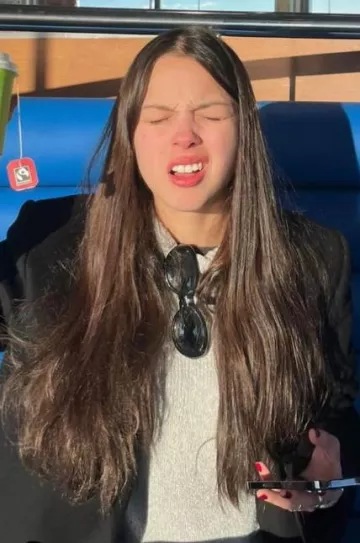 Lunettes de soleil ovales Khaite x Oliver Peoples 1969C portées par Olivia Rodrigo sur son post Instagram le 9 janvier 2023