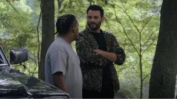 Chaqueta de chándal de nailon con estampado animal 4G para hombre de Givenchy usada por Kian Parsa (Arian Moayed) como se ve en Love Life (T02E08)