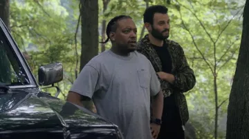 Camiseta Nike Essentials Sportswear Club usada por Yogi (Chris Powell) como se ve en Love Life (T02E08)