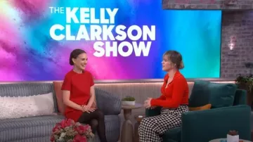 Robe droite Dior portée par Natalie Portman vue dans The Kelly Clarkson Show le 8 janvier 2024