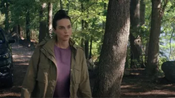 Chaqueta Rag & Bone M65 usada por Emily Hexton (Maya Kazan) como se ve en Love Life (T02E08)