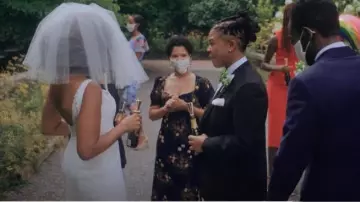 Vestido de Luciana de la Reforma usado por Ezioma Asonye como se ve en Love Life (T02E09)