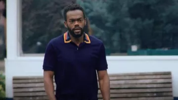 Polo de cuello en contraste de Paul Smith usado por Marcus Watkins (William Jackson Harper) como se ve en Love Life (T02E09)