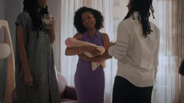 Vestido de A.L.C. Asher usado por Mallory (Sasha Compère) como se ve en Love Life (T02E10)