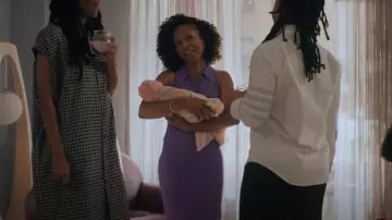 Vestido de A.L.C. Asher usado por Mallory (Sasha Compère) como se ve en Love Life (T02E10)