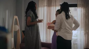 Vestido camisero a cuadros de Balenciaga usado por Mia Hines (Jessica Williams) como se ve en Love Life (T02E10)