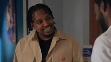 Camisa de parche de Kenzo Tiger usada por Yogi (Chris Powell) como se ve en Love Life (T02E10)