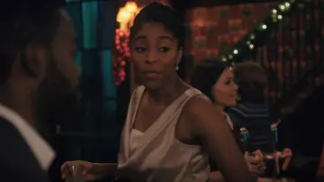 Nanushka Petra drapeado de satén Crop Top usado por Mia Hines (Jessica Williams) como se ve en Love Life (T02E10)