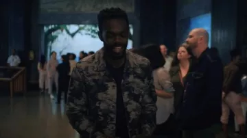 Chaqueta de camuflaje Rag & Bone Finlay usada por Marcus Watkins (William Jackson Harper) como se ve en Love Life (T02E10)