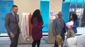 Vestido midi de manga acampanada cuadrada Love en vino usado por Charli Penn como se ve en Today el 9 de enero de 2024