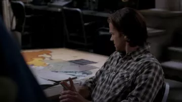 Camisa vaquera de Lucky Brand usada por Sam Winchester (Jared Padalecki) como se ve en Supernatural (T09E04)
