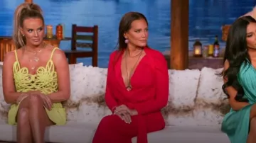 Robe écharpe drapée Givenchy portée par (Meredith Marks) comme on le voit dans The Real Housewives of Salt Lake City (S04E17)