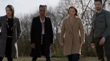 Arte Designs Collar de cadena con clip de papel dorado usado por Margaret Reed (Kelli Williams) como se ve en Found (S01E12)