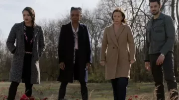 J.crew: Nuevo abrigo Daphne en lana hervida italiana usado por Margaret Reed (Kelli Williams) como se ve en Found (S01E12)