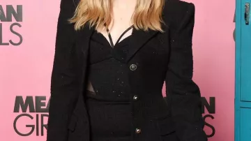 Blazer noir Versace porté par Angourie Rice pour la photo promotionnelle de Mean Girls