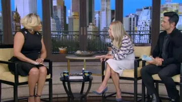 Vestido midi Givenchy Flounce usado por Vivica A. Fox como se vio en VIVO con Kelly y Mark el 8 de enero de 2024