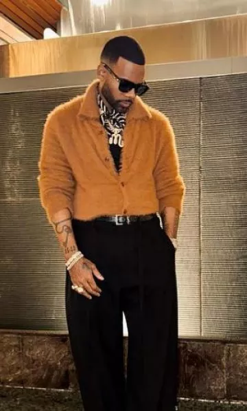 Dries Van Noten Light Brown Shaggy Full Button Polo Sweater usado por Mario en la cuenta de Instagram @marioworldwide