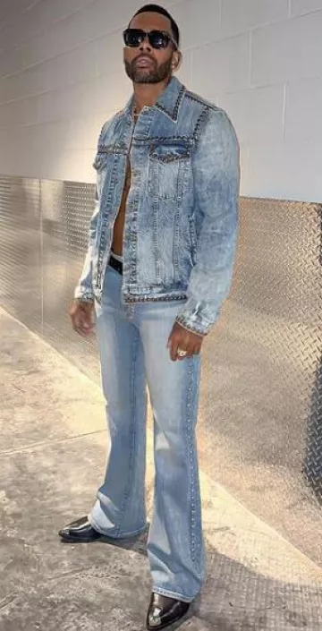 Cout De La Liberté Veste en jean cloutée bleue délavée 'Jonny' portée par Mario sur le compte Instagram @marioworldwide