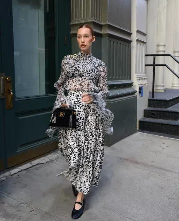 Bolso Balmain Buzz Dynasty en cuero esmaltado usado por Meredith Duxbury en su publicación de Instagram el 4 de enero de 2024