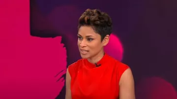 Vestido de vaina midi con cuello alto drapeado Express usado por Jericka Duncan como se vio en CBS Mornings el 8 de enero de 2024