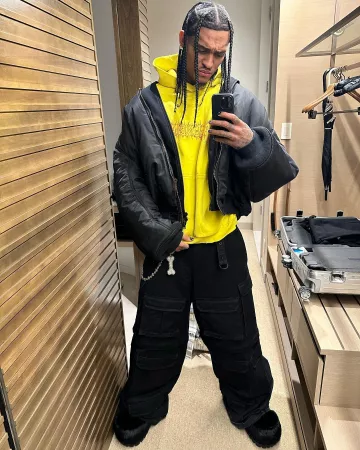Bottes de neige Balenciaga en fausse fourrure noire 'Alaska' portées par Jordan Clarkson sur le compte Instagram @jordanclarksons