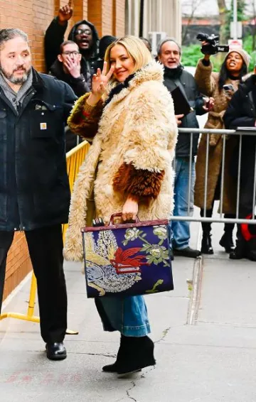 Manteau de fourrure réversible à panneaux Marni porté par Kate Hudson au Today Show le 4 janvier 2024