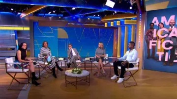 Jupe à onglets Milly Mirage Stripe portée par Linsey Davis dans Good Morning America le 8 janvier 2024