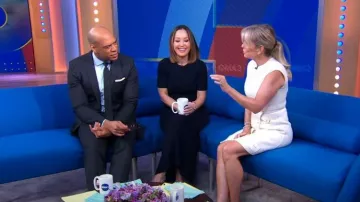 Minirobe Prada en sergé délavé portée par Gabby Bernstein vue dans Good Morning America le 8 janvier 2024