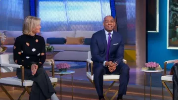 Pull Prada en laine vieillie à tissage ouvert porté par Jennifer Ashton dans Good Morning America le 10 janvier 2024